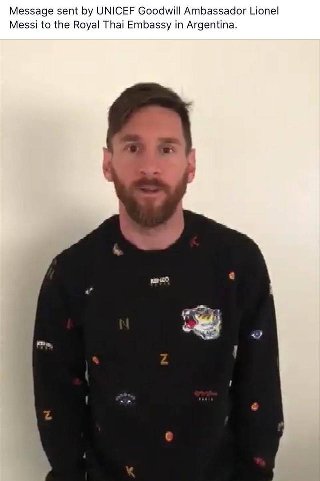 梅西鼓勵(lì)受困小球員