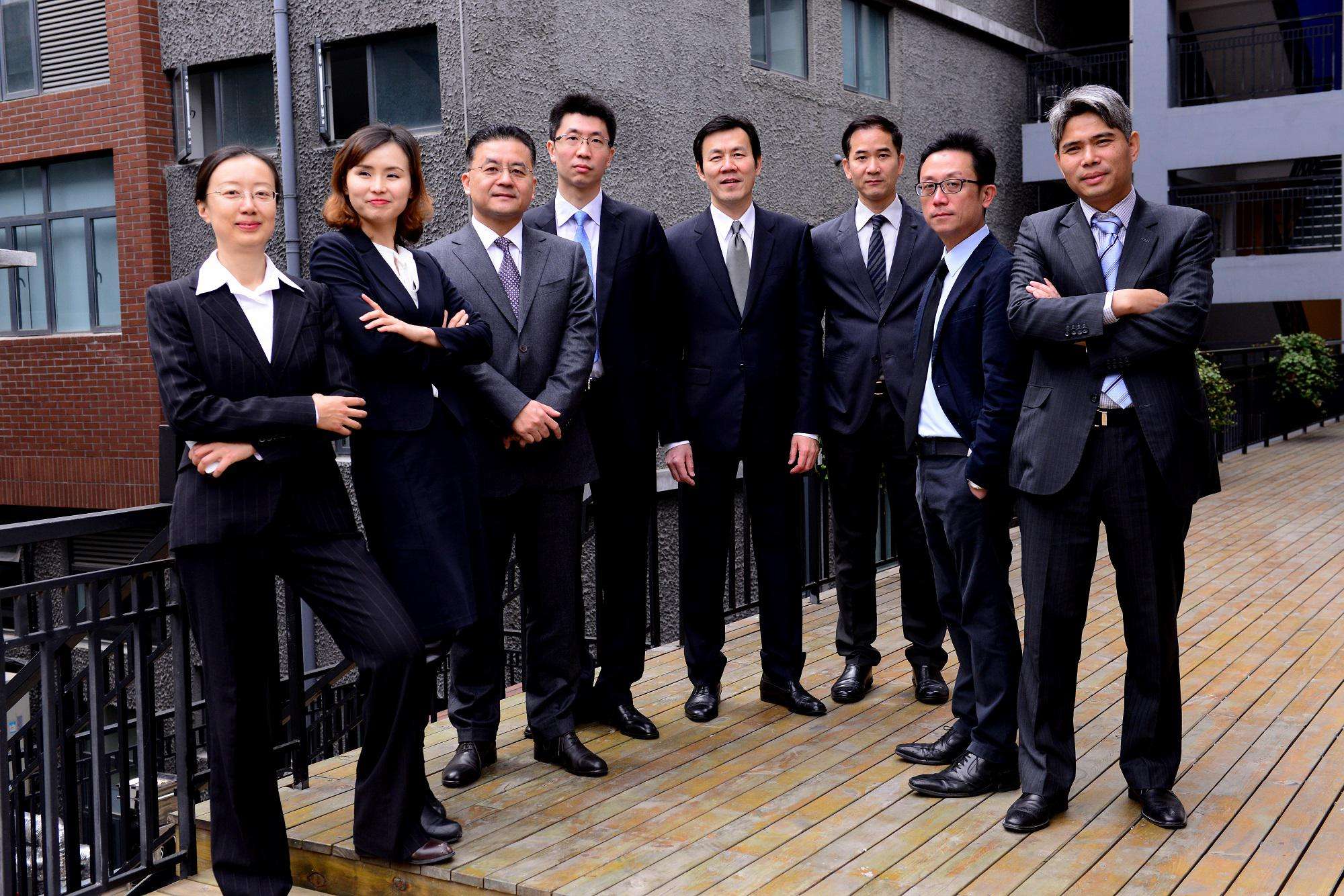 工服定制可以體現(xiàn)出公司的專業(yè)性