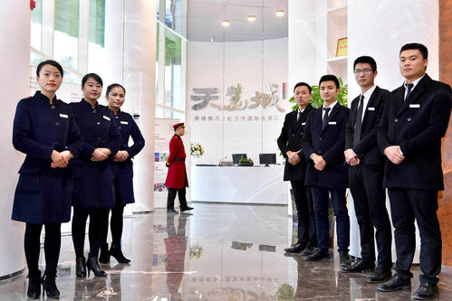 工服定制可以體現(xiàn)出公司的專業(yè)性