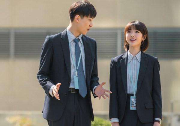 三十而已劇照 兩粒扣物業西裝