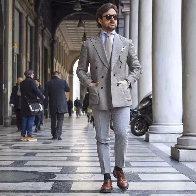 西裝套裝內(nèi)搭什么衣服好看